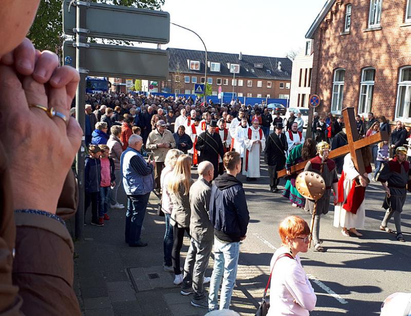 Kreuztracht im Radio