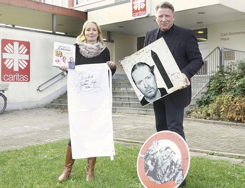 Schilder und Schürzen von Promis signiert