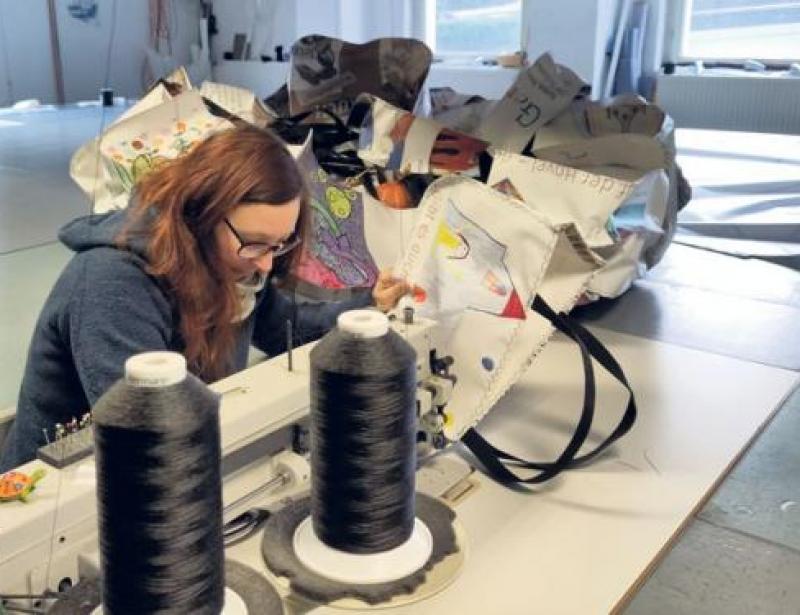 Plakate, die als Taschen weiterleben