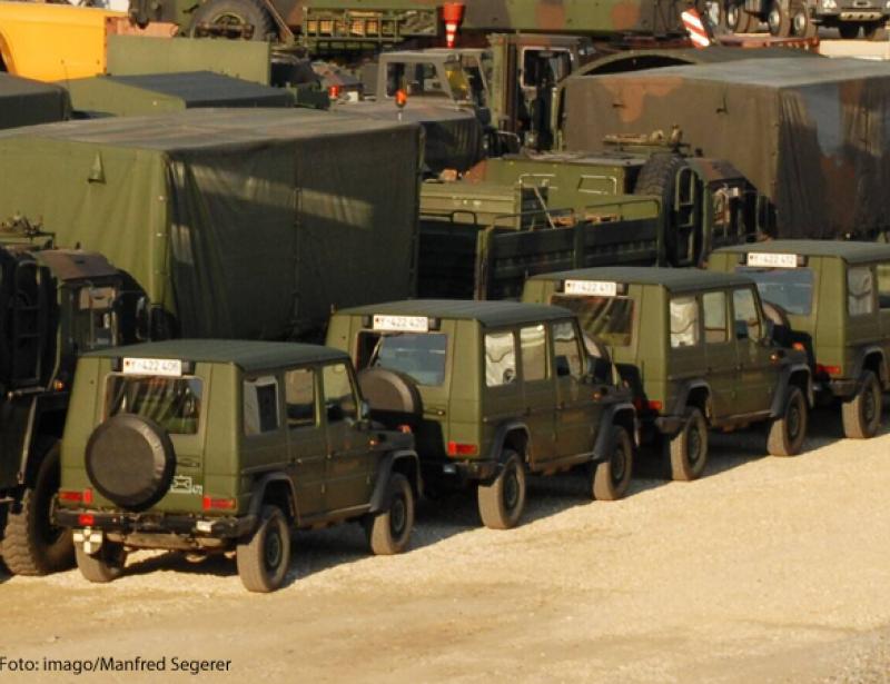 Soldaten helfen im Pflegeheim