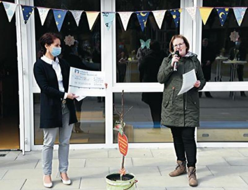 Kinder führen! Baum pflanzen!