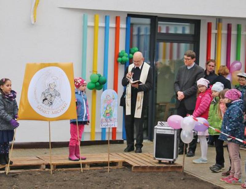 Mit Bitte um Schutz von oben