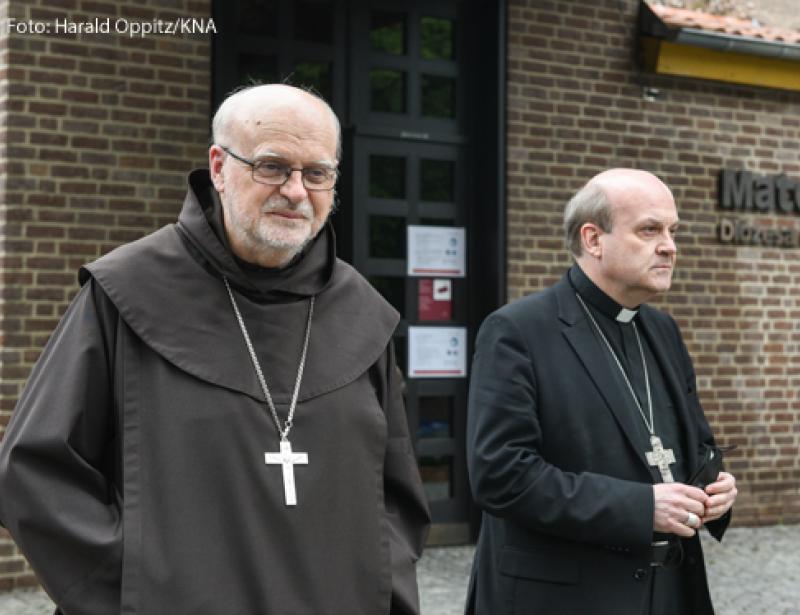 Prüfer sprechen mit Betroffenen 