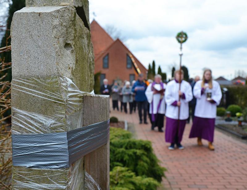 Andacht am geschändeten Kreuzweg