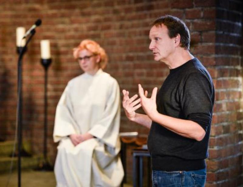 Der Altarraum als Bühne