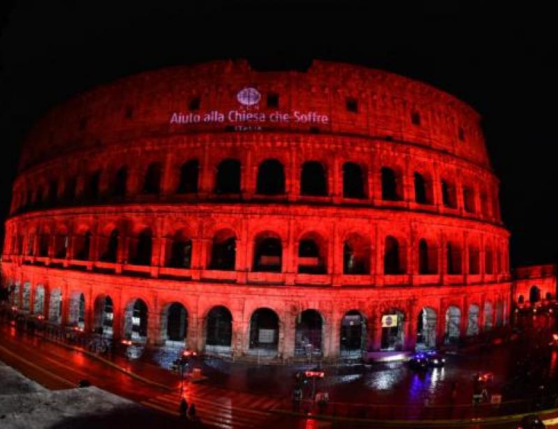 Das Kolosseum strahlt in rot