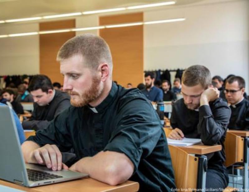 Diskussion um Priesterausbildung