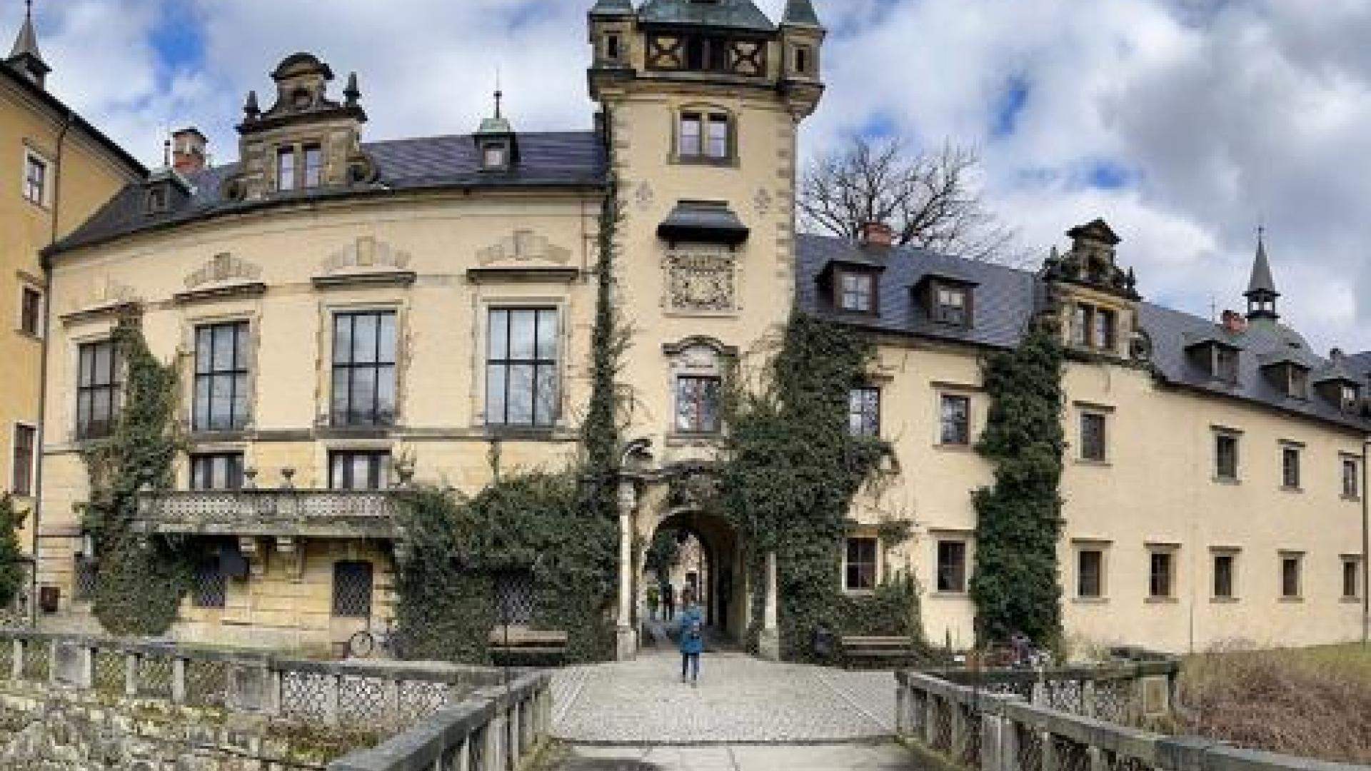 Schloss Kliczków (Klitschdorf) ist heute ein Hotel mit Konferenz- und Freizeitzentrum. Sein letzter deutscher Besitzer, Friedrich Hermann zu Solms-Baruth, engagierte sich im Kreisauer Kreis im Widerstand gegen die Nationalsozialisten.
