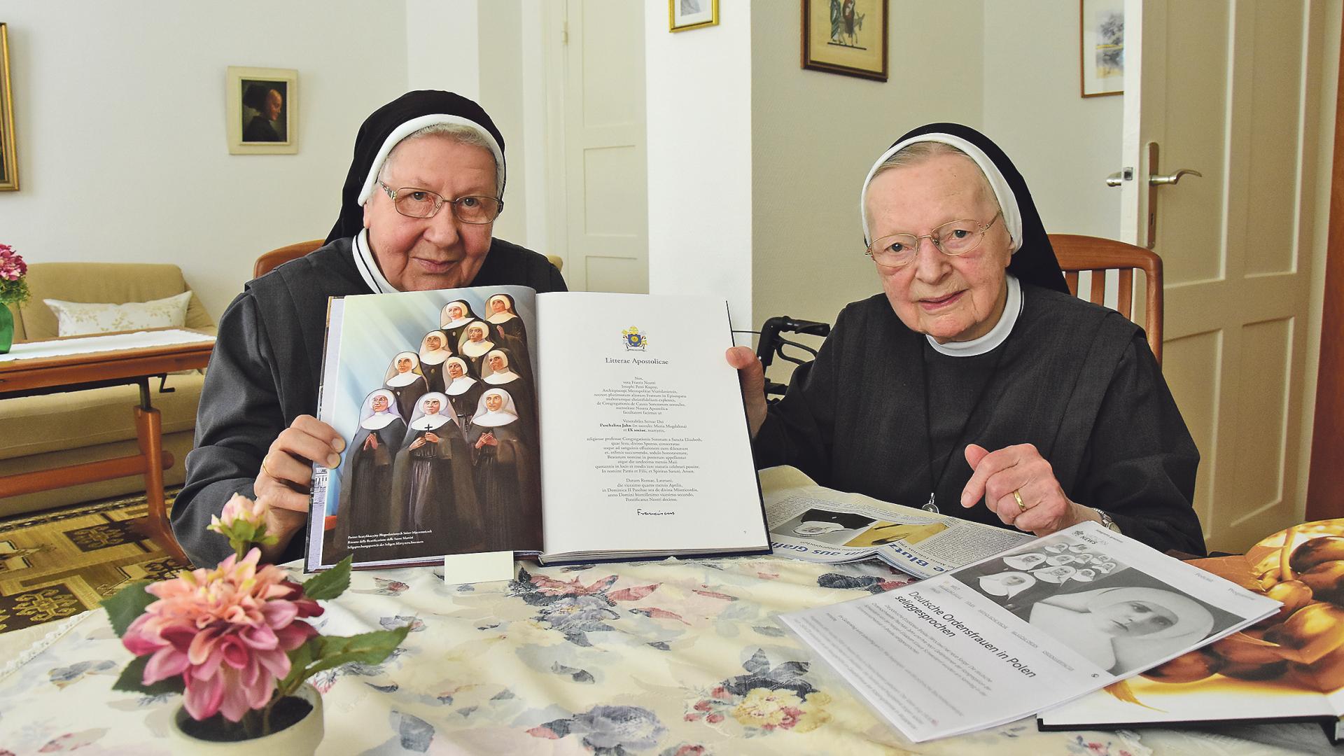 Schwester Irmengard und Schwester Barbara erinnern an ihre Mitschwestern, die 1945 zu Märtyrerinnen wurden.
