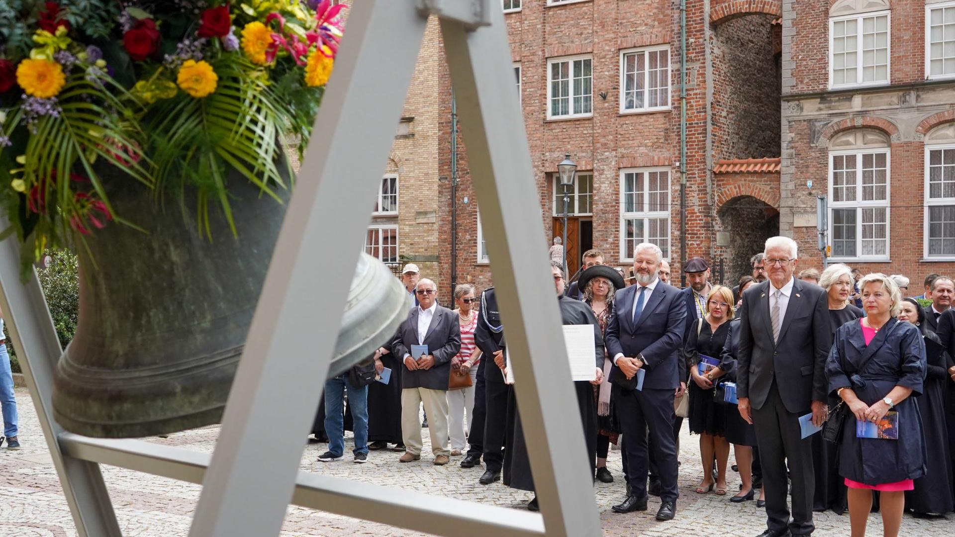 Baden-Württembergs Ministerpräsident Winfried Kretschmann bei der feierlichen Übergabe einer im Zweiten Weltkrieg von Deutschen gestohlenen Glocke in der polnischen Stadt Elblag.