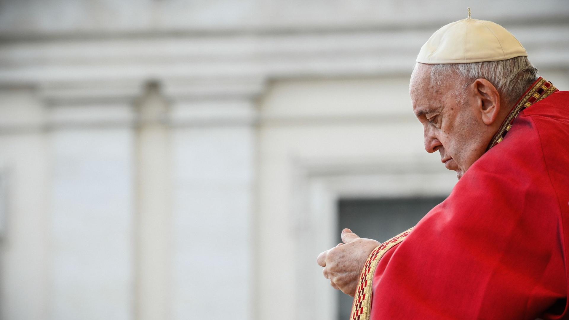 Papst Franziskus im Gebet versunken im Vatikan