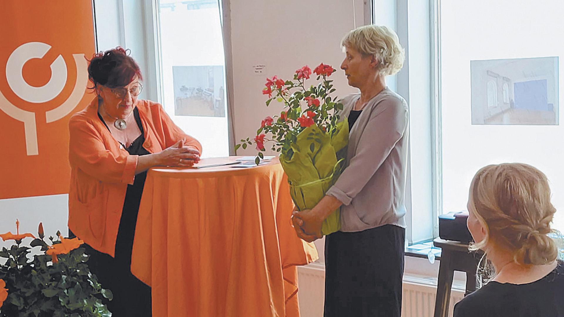 Margareta Meyer (links), Vorsitzende des Regionalverbandes donum vitae Hildesheim-Hannover bedankt sich bei Christine Vogt-Bünning (rechts) für ihr Engagement. Sie war Beraterin der ersten Stunde von donum vitae in Hannover.