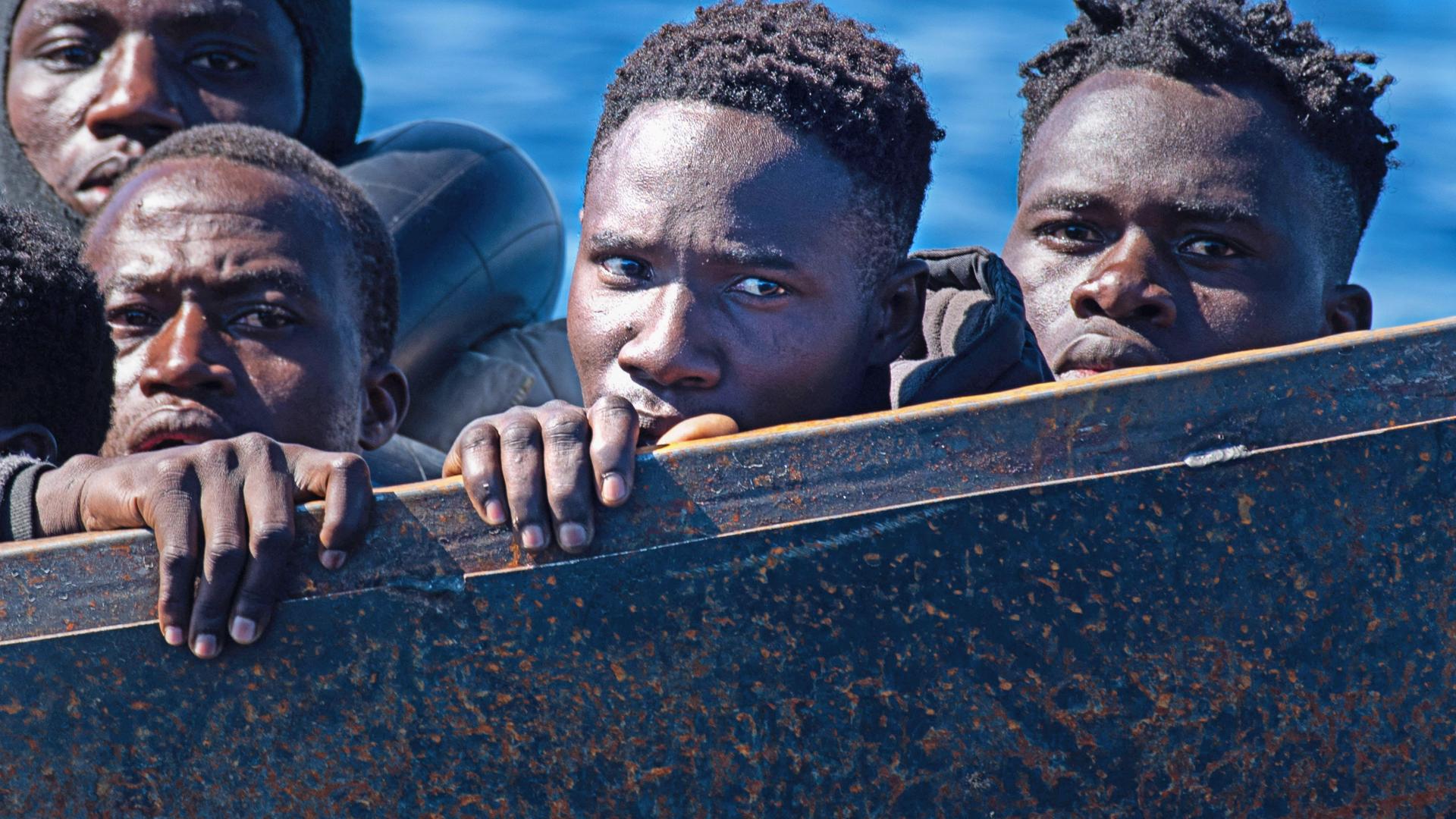 Geflüchtete aus Afrika auf einem Boot vor Lampedusa. Foto: imago/ZUMA Wire
