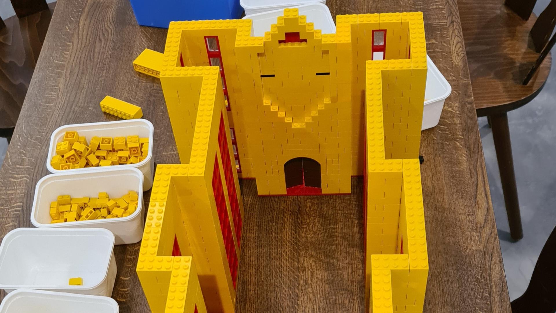 angefangenes Modell einer Kirche aus gelben Legosteinen