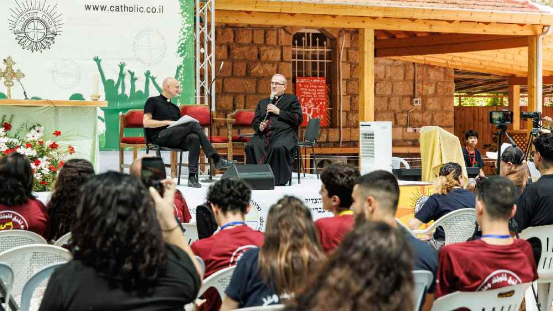Podiumsgespräch mit Erzbischof Pierbattista Pizzaballa, Lateinischer Patriarch von Jerusalem, am 13. Juli 2023 bei einem christlichen Jugendfest in Deir Rafat (Israel).