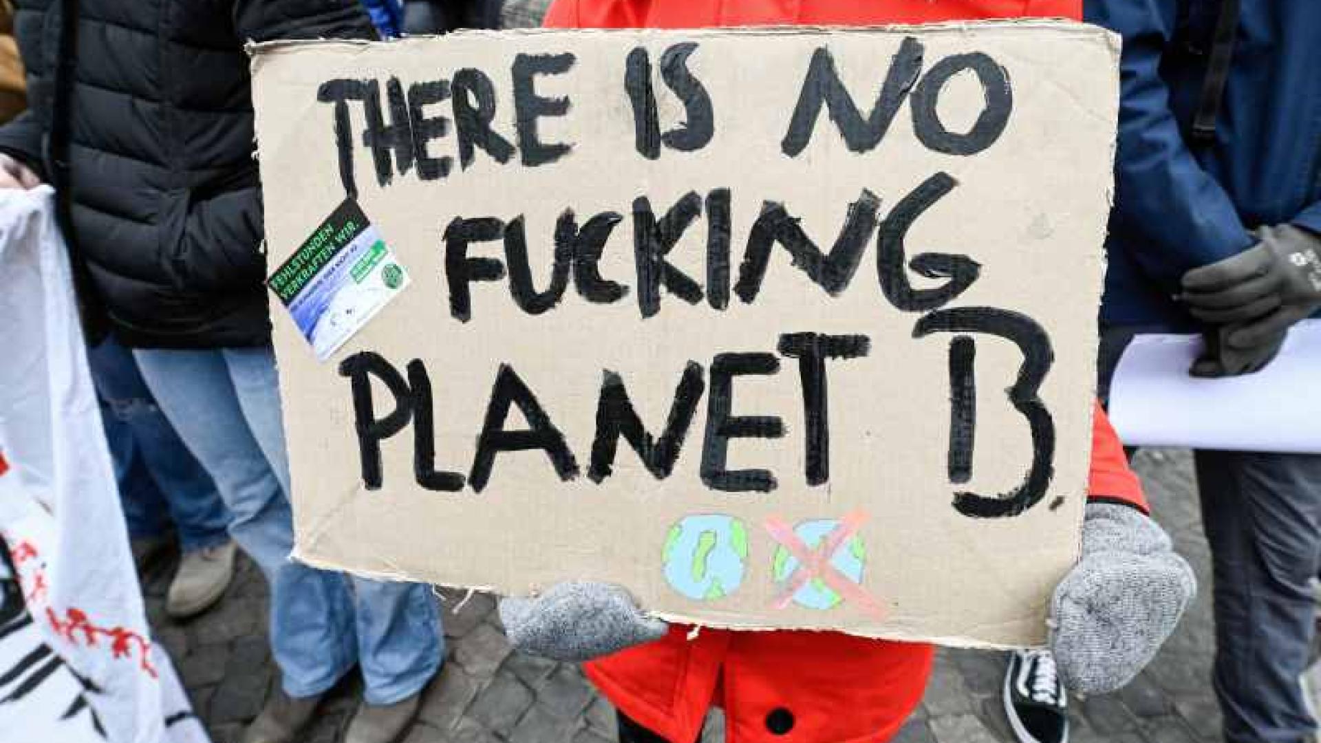 Eine Person hält ein Schild hoch mit der Aufschrift "There is no fucking planet b" (dt. Es gibt keinen verdammten Planeten B) bei der Demonstration "Globaler Klimastreik" am 3. März 2023 in Bonn.