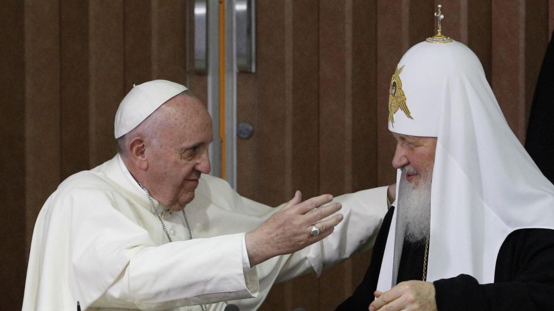 Papst Franziskus und Patriarch Kyrill I. umarmen sich nach der Unterzeichnung der gemeinsamen Erklärung am 12. Februar 2016 am Flughafen von Havanna (Kuba). Es ist das erste Treffen eines römischen Papstes mit dem Patriarchen der russisch-orthodoxen Kirche.