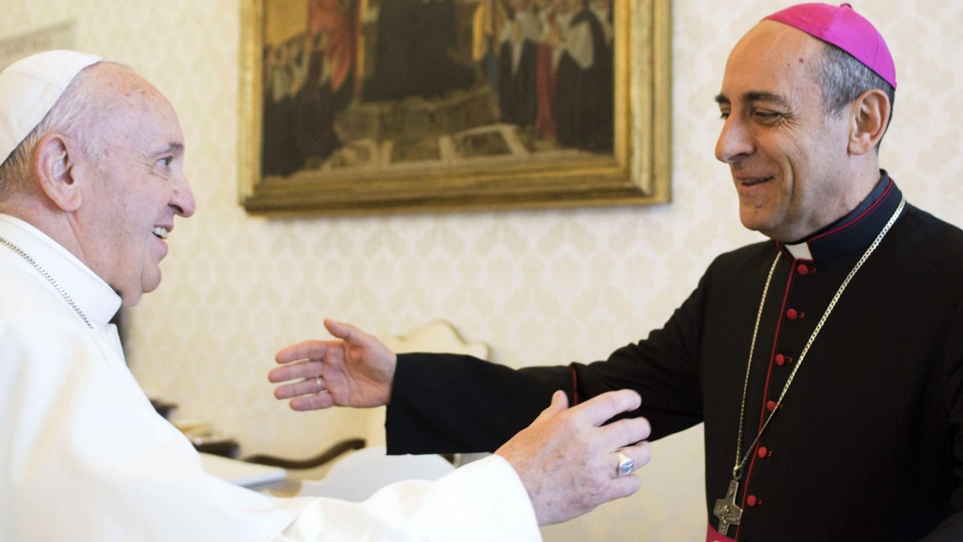 Victor Manuel Fernandez und Papst Franziskus begrüßen einander