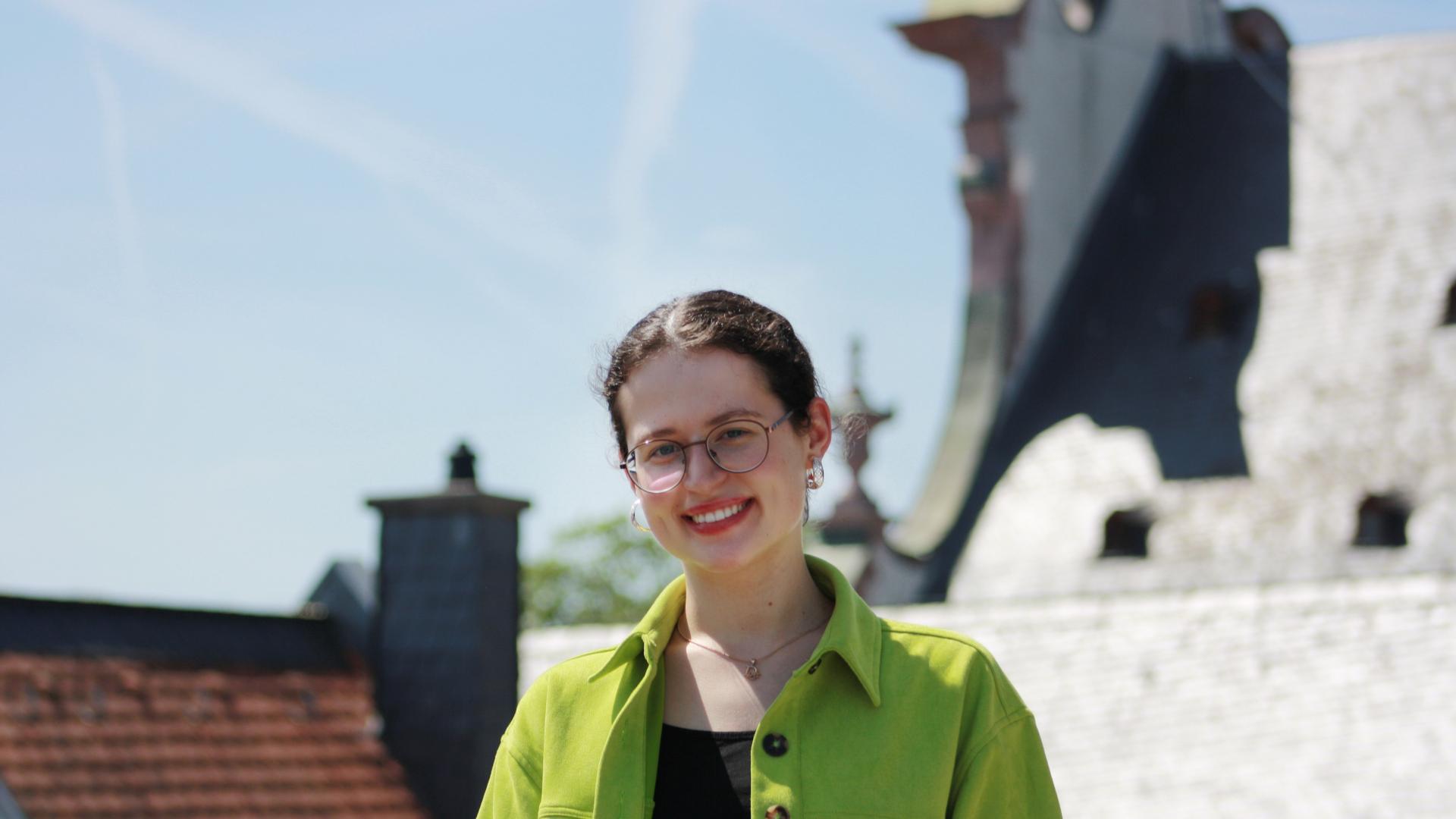 Lucia Zugel über den Dächern des Mainzer Priesterseminars