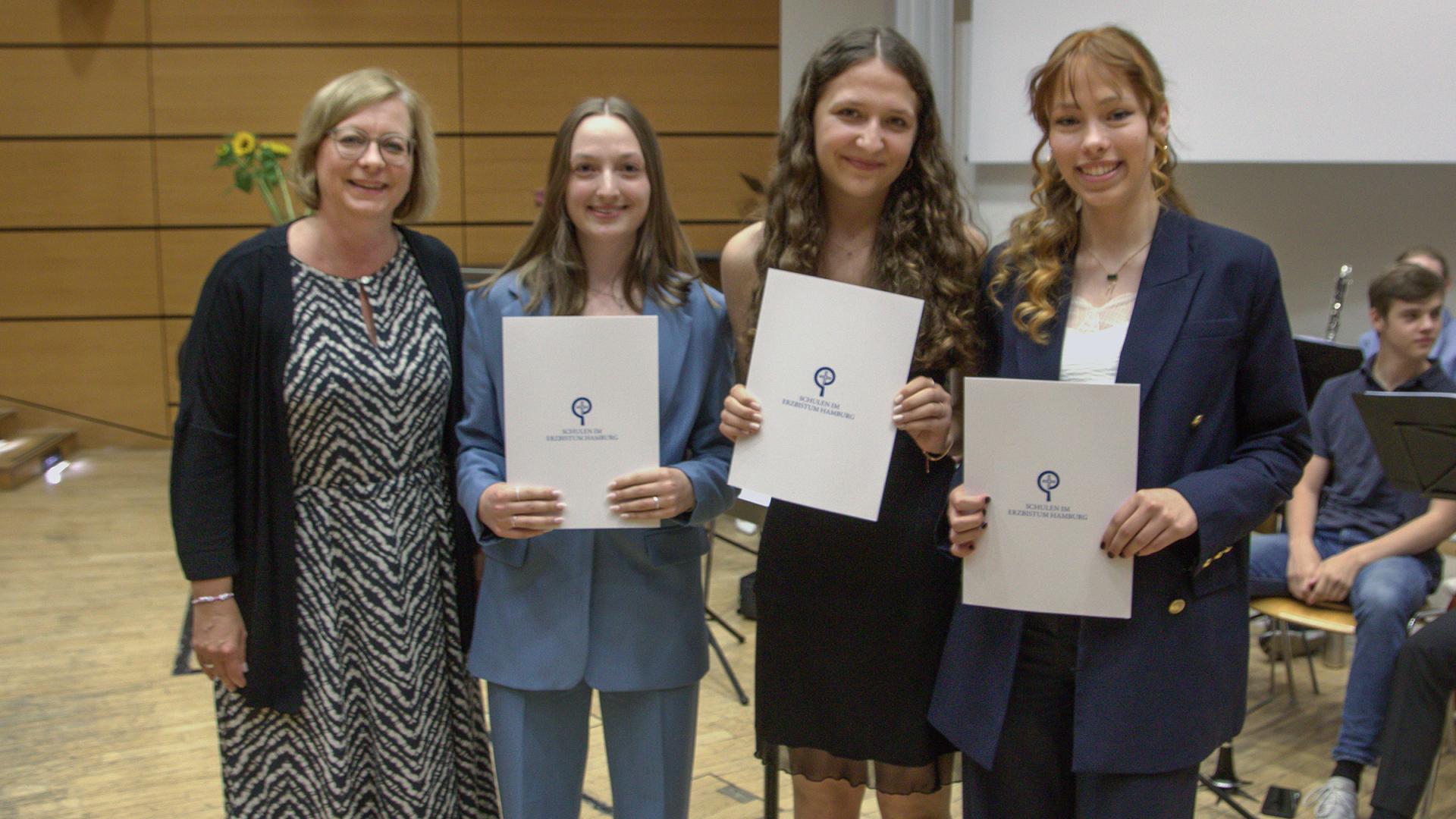 Die Religionslehrerin Annette Eigenwald  mit den Abiturientinnen Neltje Haumann, Julia Kabak und Marilena Krauß, die mit dem Edith-Stein-Preis ausgezeichnet wurden.