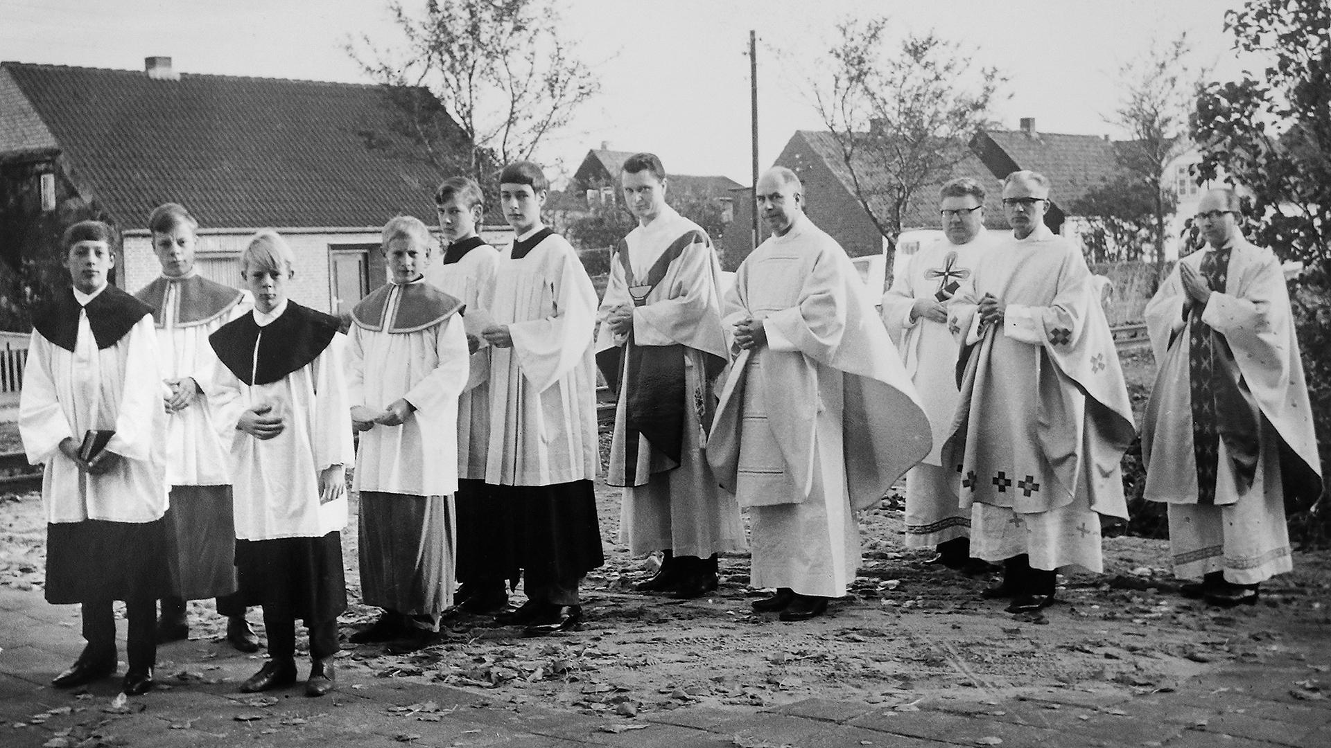Pater Karl Meyer vor seiner Primiz, die kurz nach seiner Priesterweihe in der Kirche Christus König, im holsteinischen Marne stattfand.