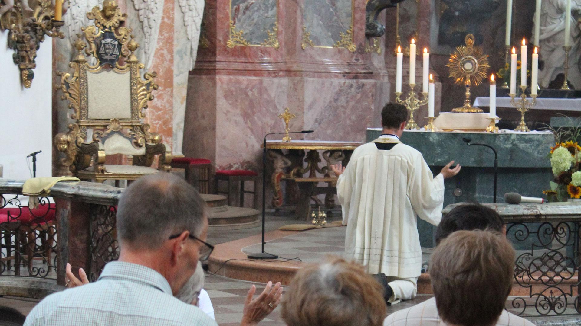 Eucharistische Anbetung im Kloster Neuzelle