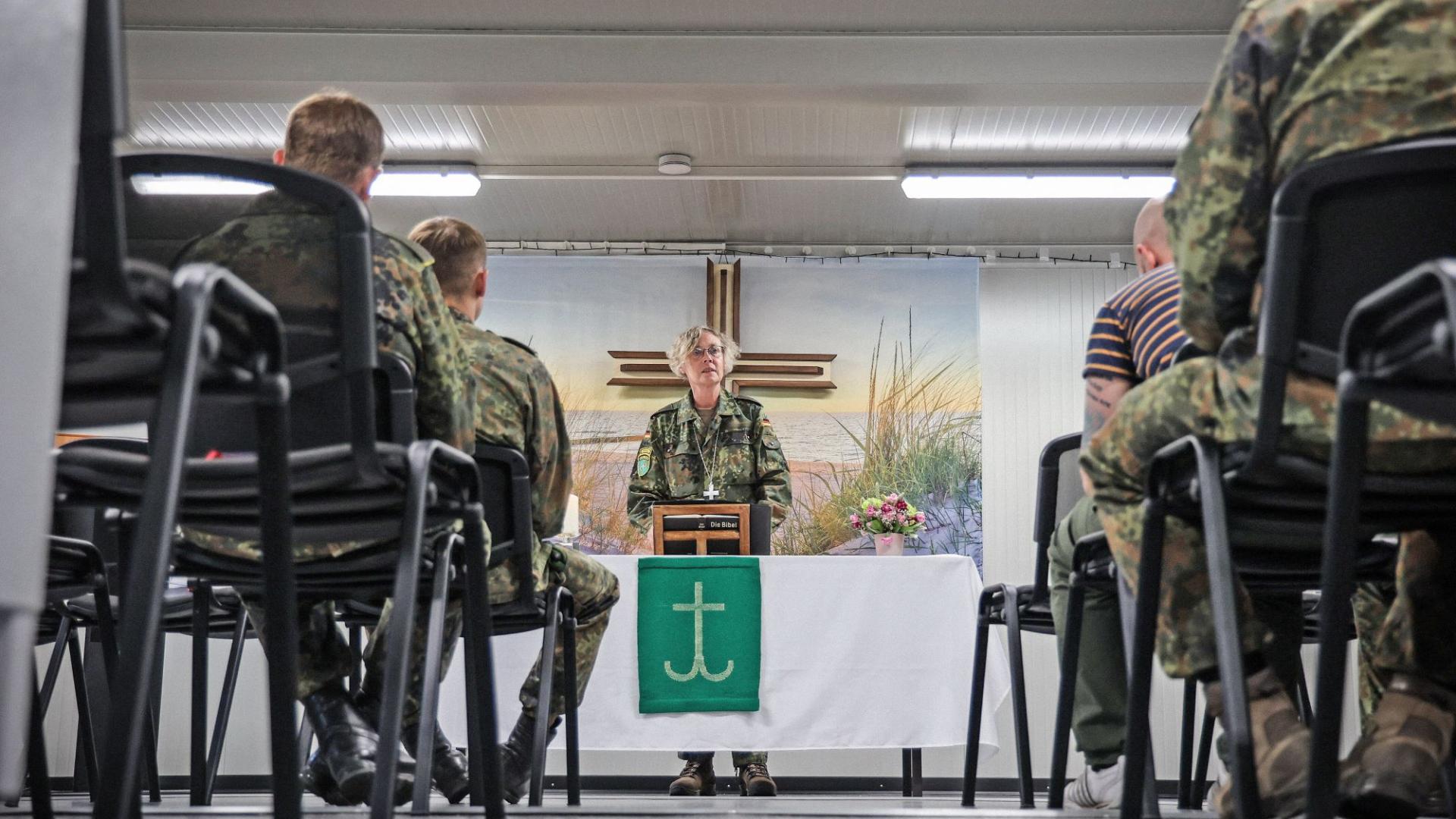 Heike Radke steht am Altar bei einem Gottesdienst mit Soldaten