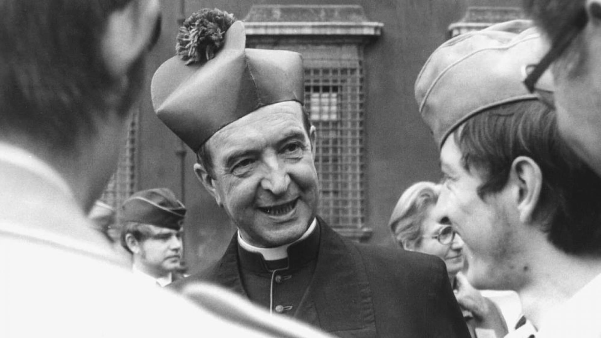 Franz Hengsbach war auch Katholischer Militärbischof. Das Foto zeigt ihn im Gespräch mit Bundeswehrsoldaten während der Internationalen Soldatenwallfahrt nach Lourdes im Juni 1975.