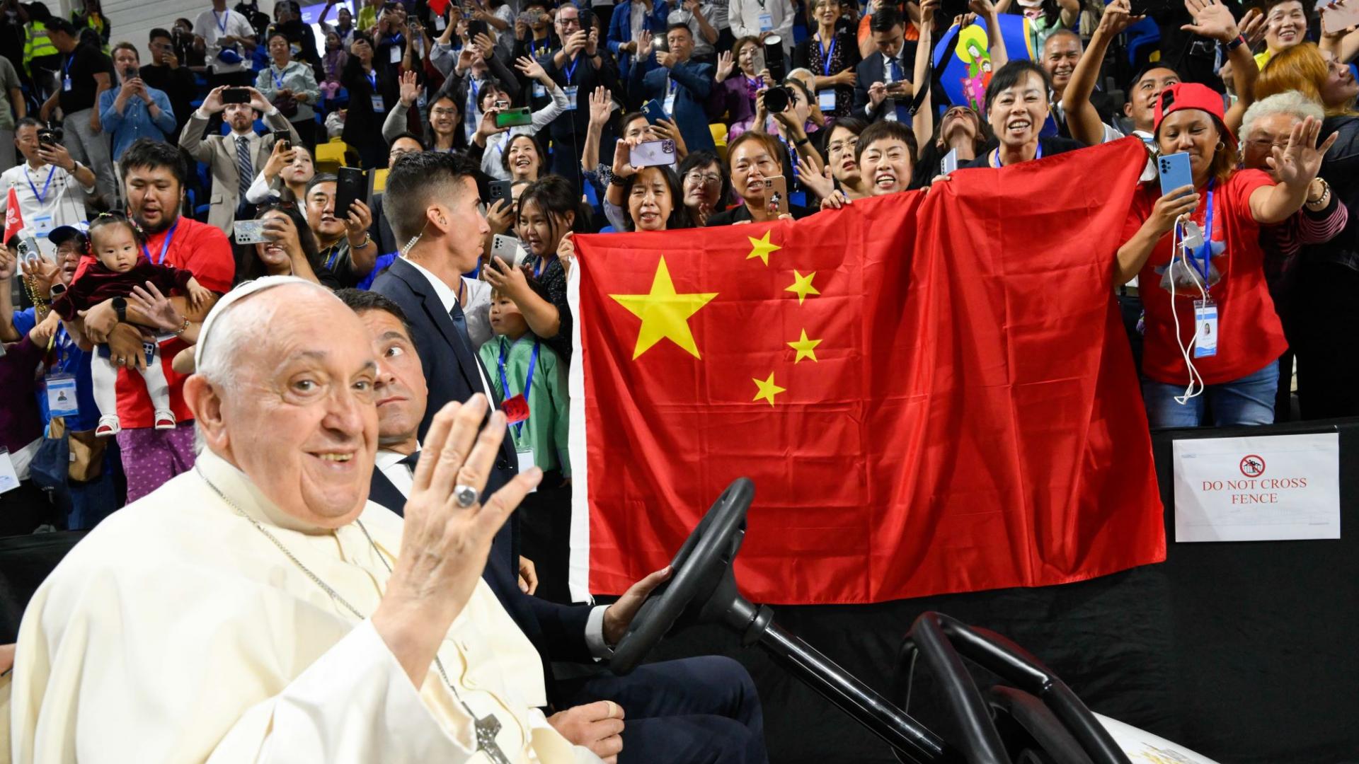 Papst Franziskus wird bei seinem Besuch in der Mongolei von Pilgern mit einer China-Flagge begrüßt