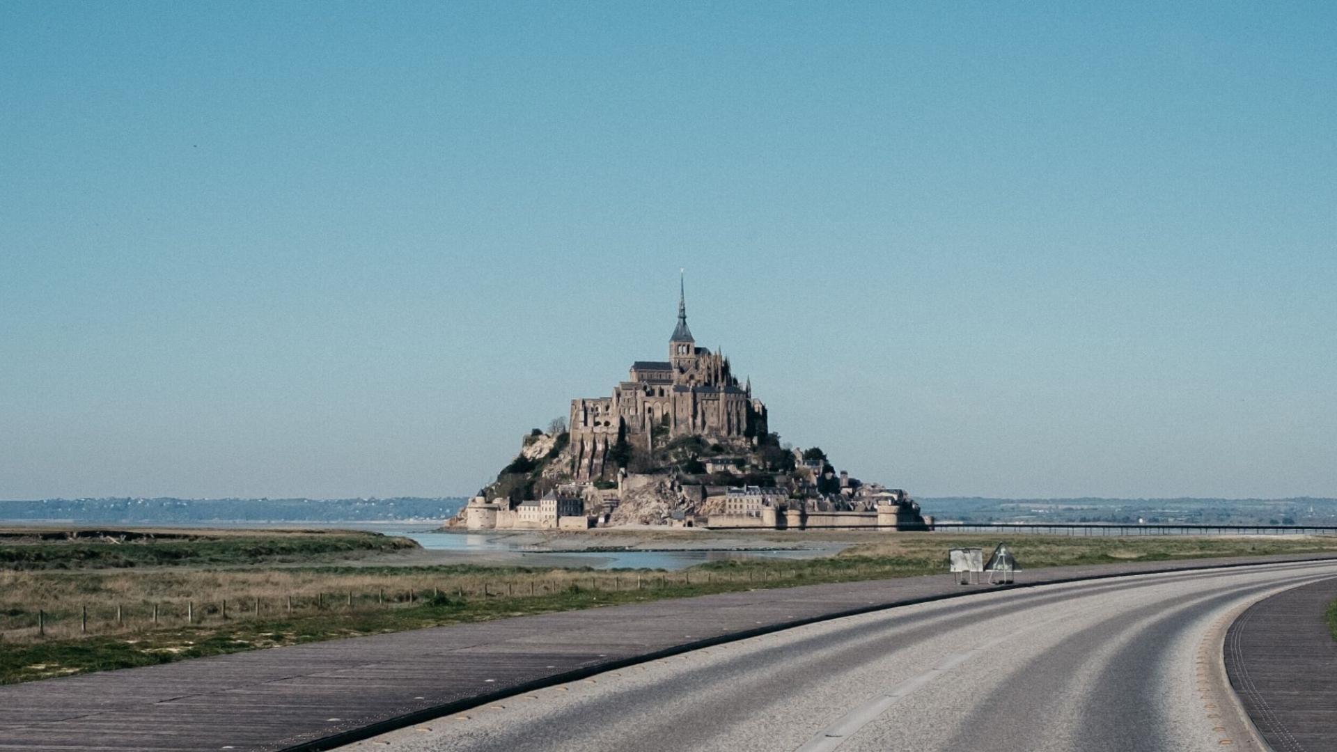Blick von einer Straße auf den Mont Saint-Michel