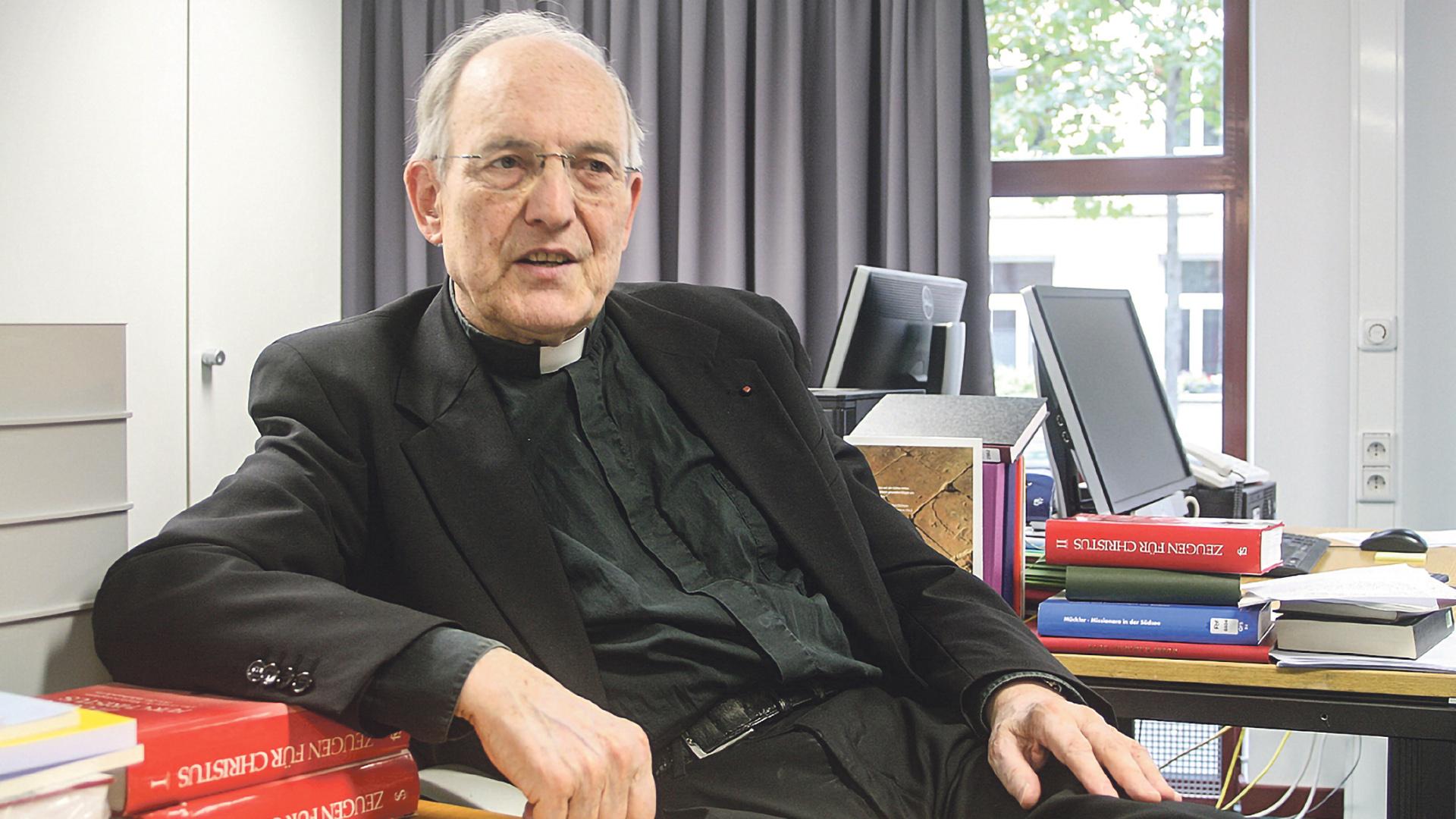 Prälat Prof. Helmut Moll in der Arbeitsstelle für das deutsche Martyrologium in Köln.
