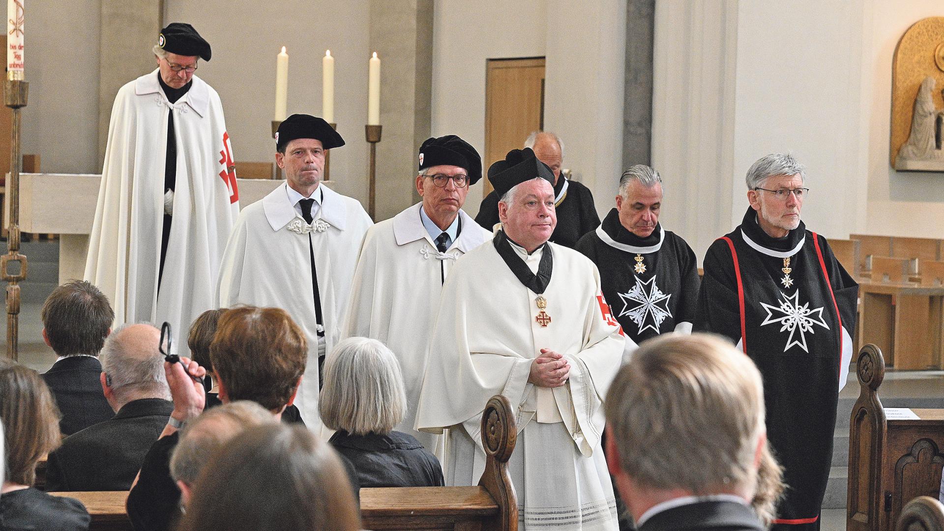 Die Grabesritter hielten bei der Trauerfeier für Weihbischof Jaschke Totenwache am Sarg.