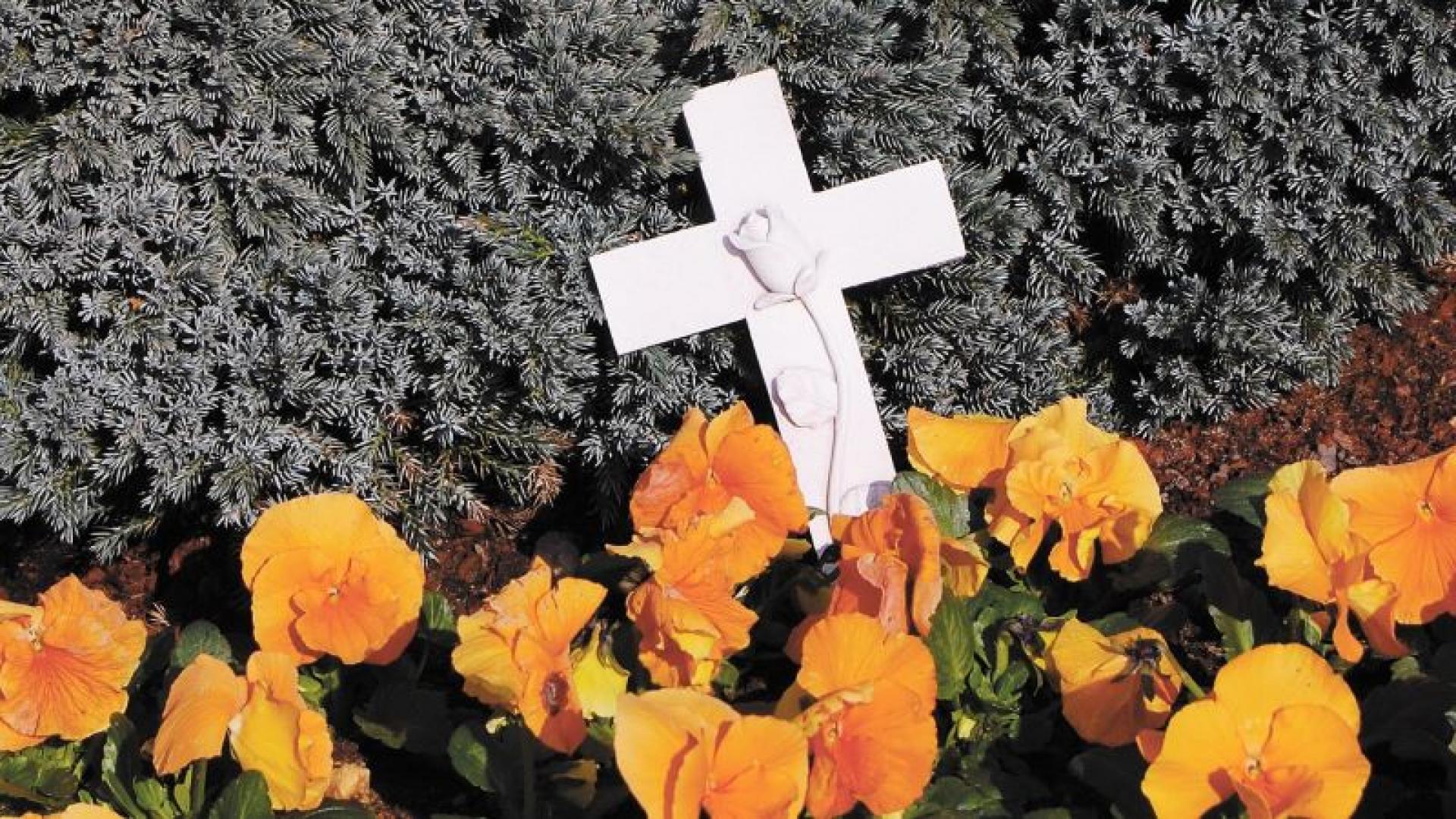 Ein Kreuz auf einem Grab