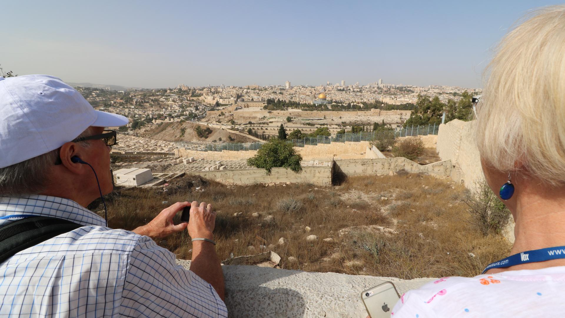 Zwei Menschen blicken auf Jerusalem