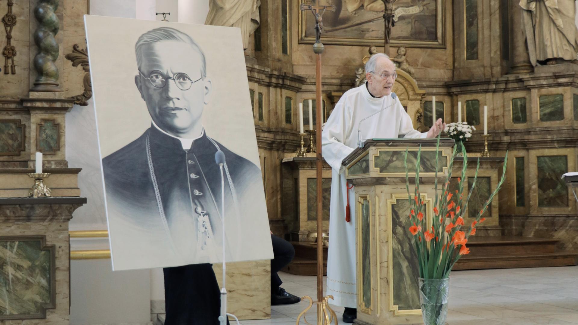 Neben dem Portrait Eduard Profittlichs der Künstlerin Isabelle Velandia skizzierte Prälat Helmut Moll das Leben des Jesuiten.