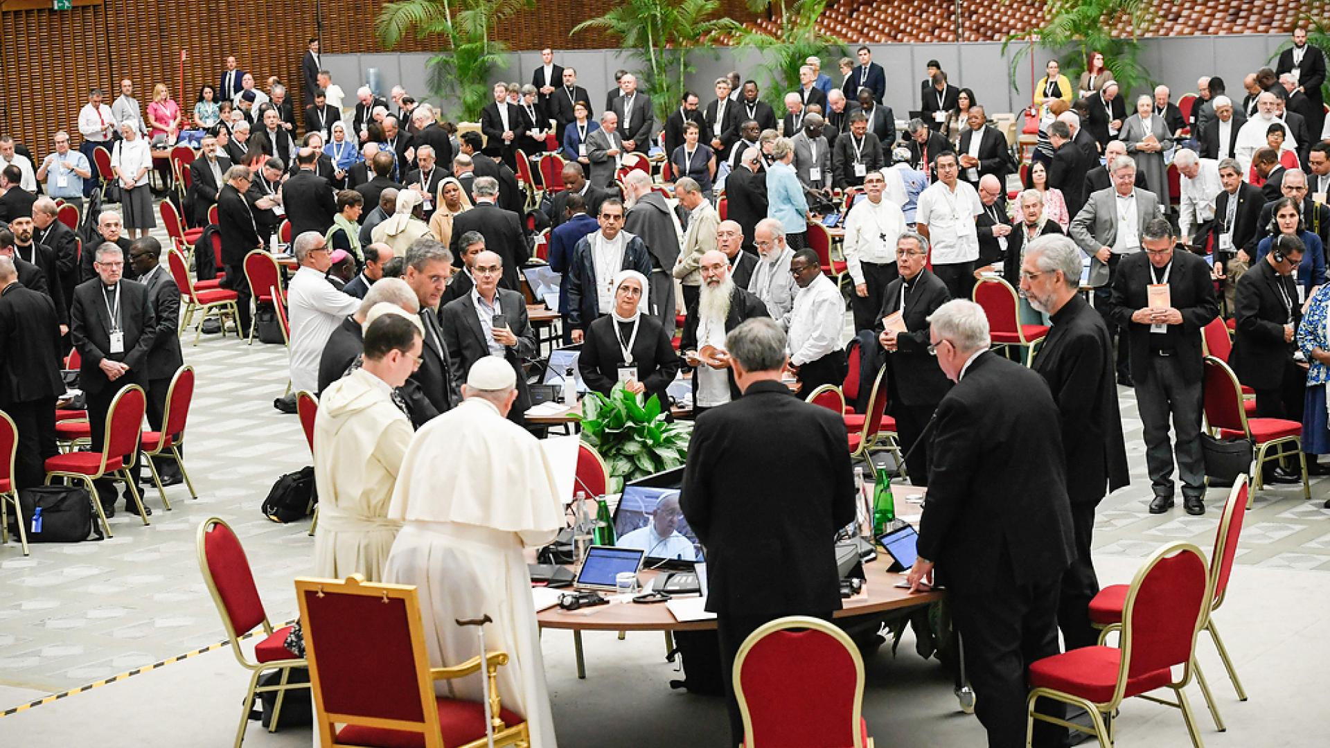 Papst Franziskus bei der Weltsynode im Vatikan