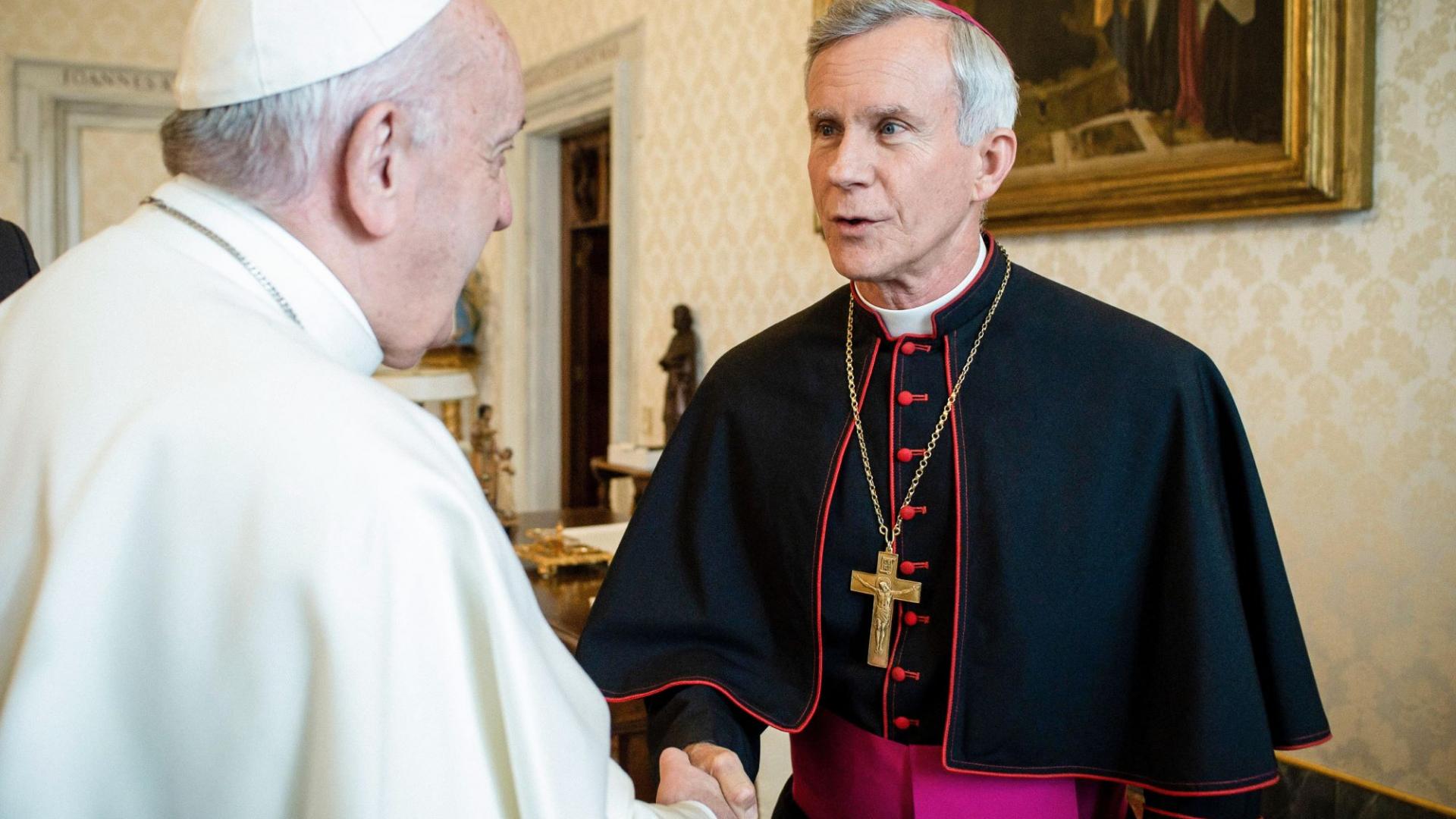 Joseph Strickland schüttelt Papst Franziskus bei einer Audienz im Vatikan die Hand