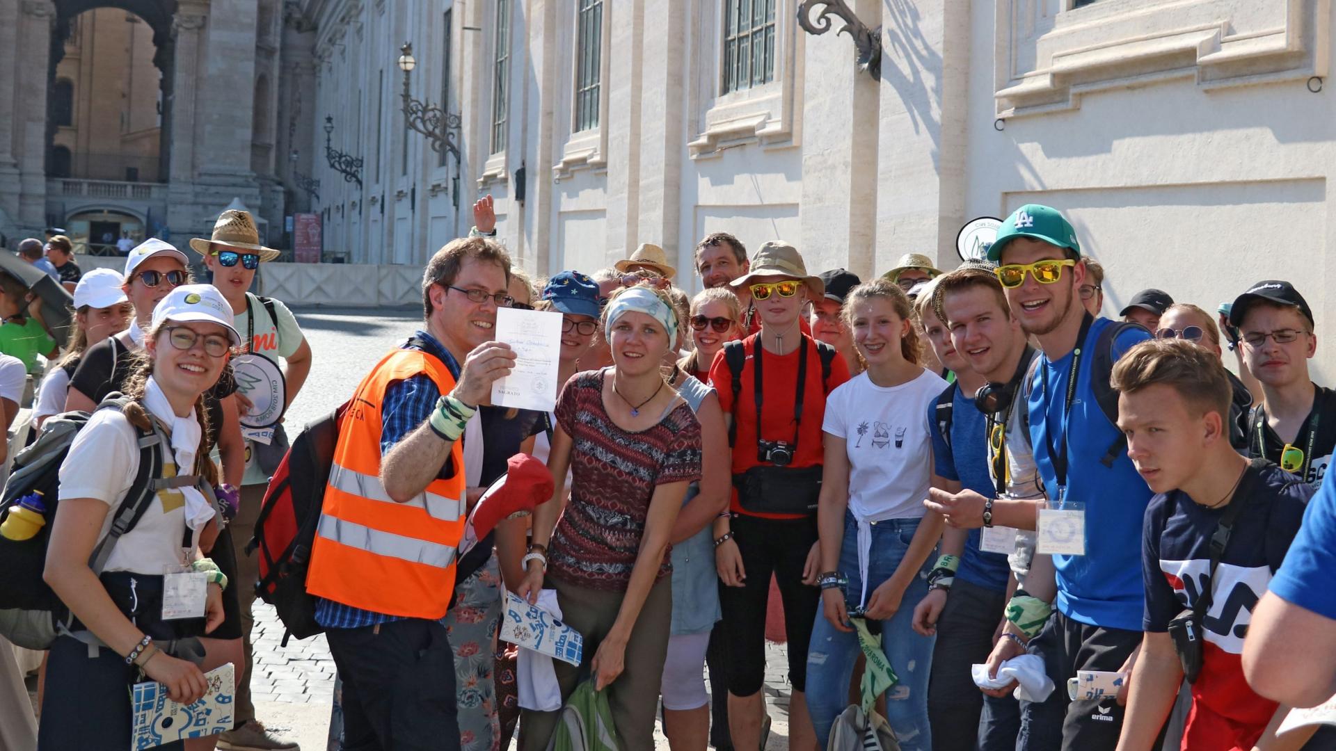 Ein Gruppenbild von jungen Menschen vor dem Petersdom