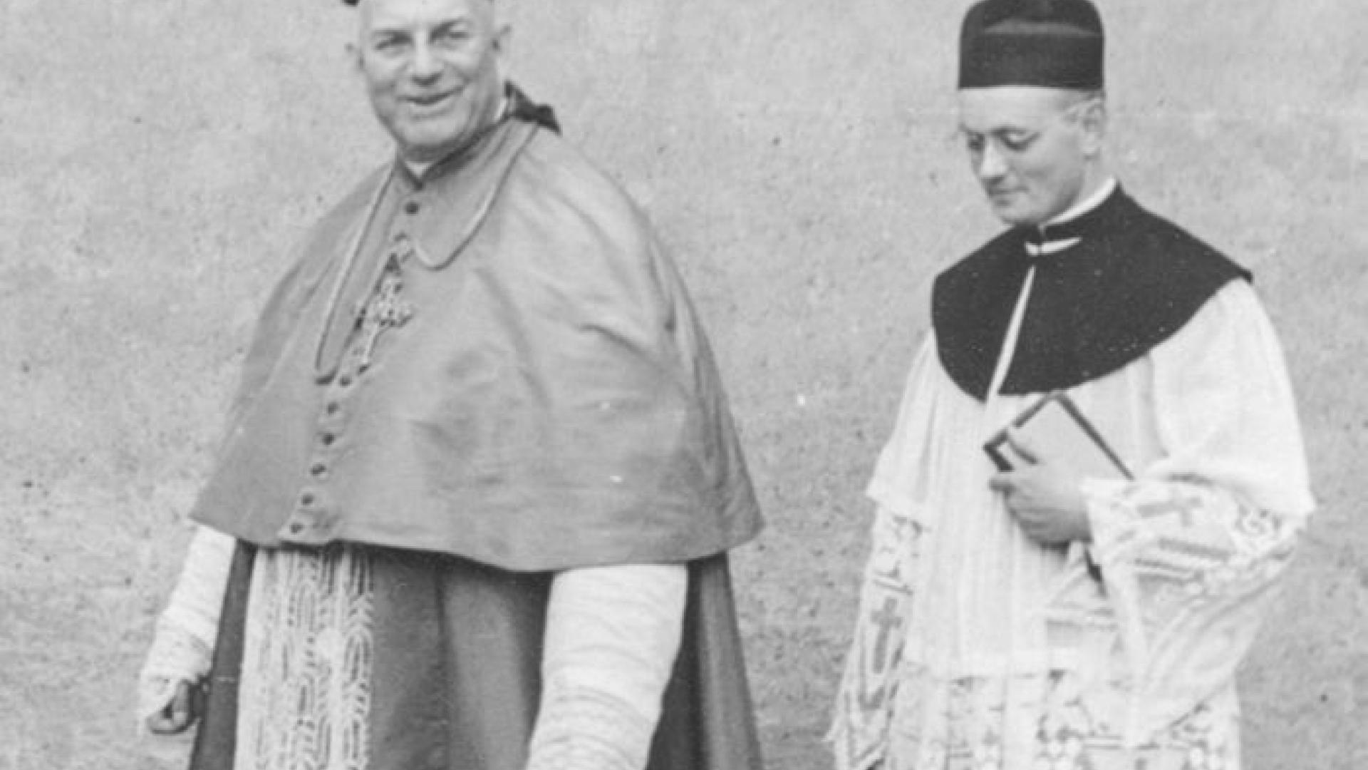 Ein Bischof und ein Priester gehen nebeneinander