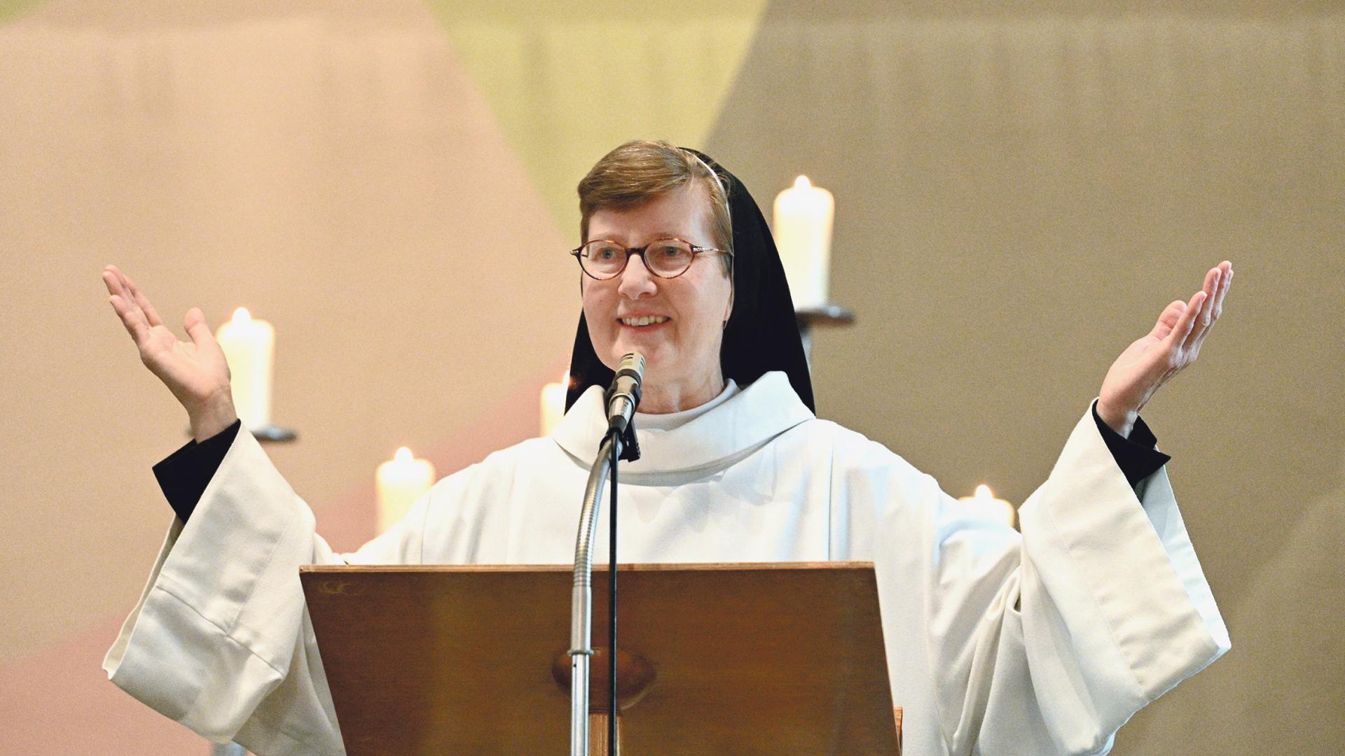 Schwester Maria Magdalena  bei der Kräuterweihe-Andacht im August.