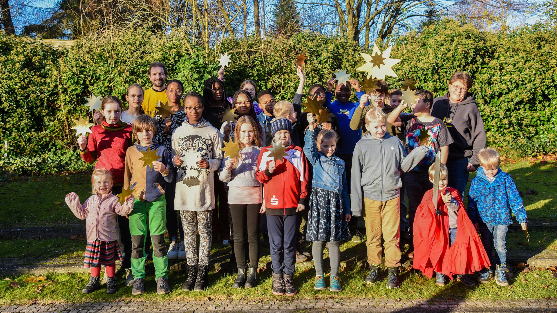 Zu einem ersten Ansingen kamen am vergangen Samstag in Husum rund 20 Kinder aus Niebüll und Husum zusammen, um mit Daniela Dicker von der Sternsingermission Lieder zu proben.
