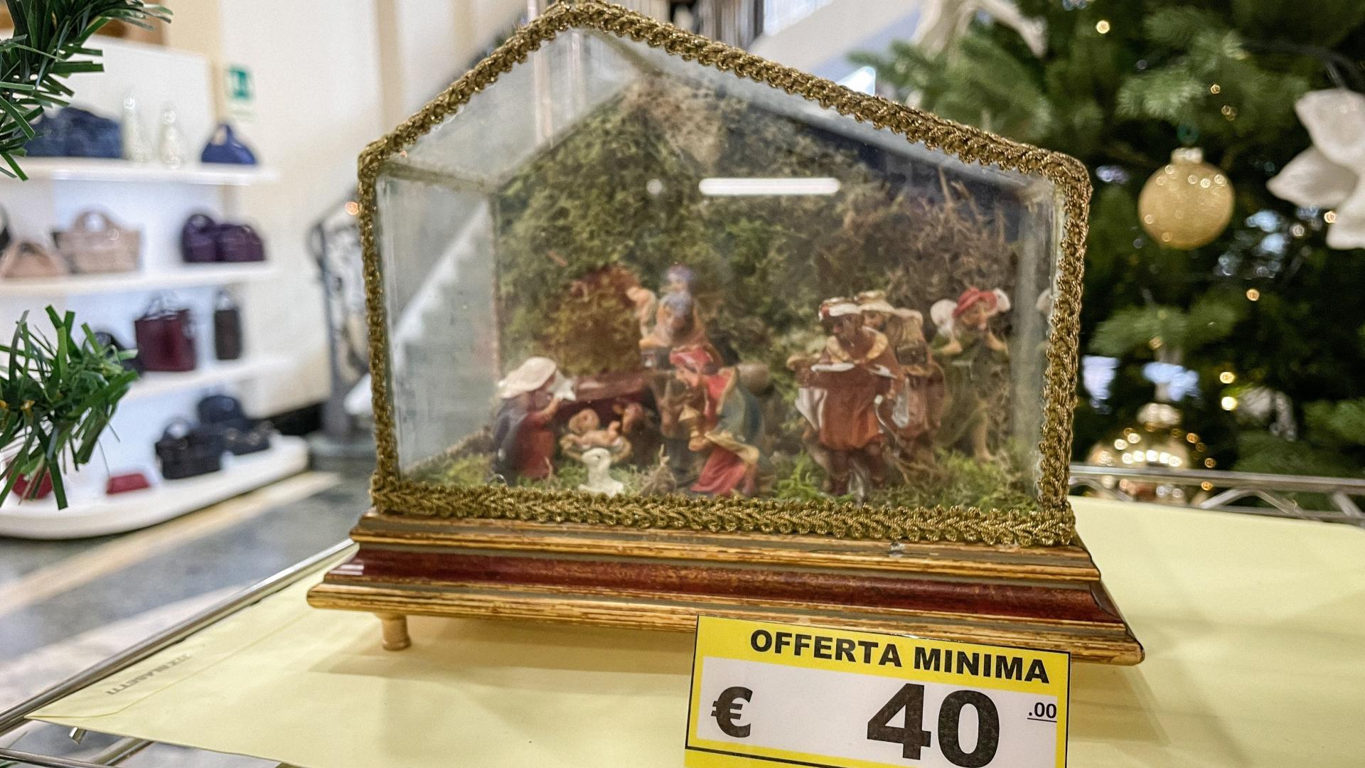 Eine Krippe, ein Geschenk für Papst Franziskus, wird im vatikanischen Kaufhaus angeboten