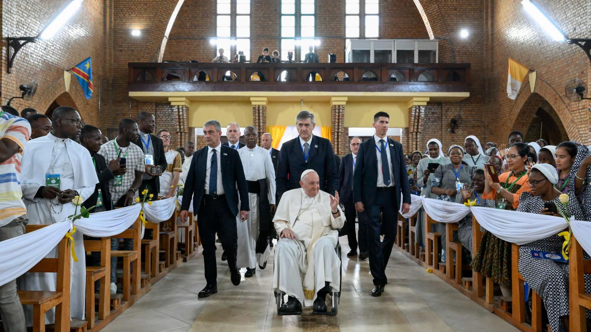 Papst Franziskus wird von Sandro Mariotti in die Kathedrale Notre Dame du Congo geschoben