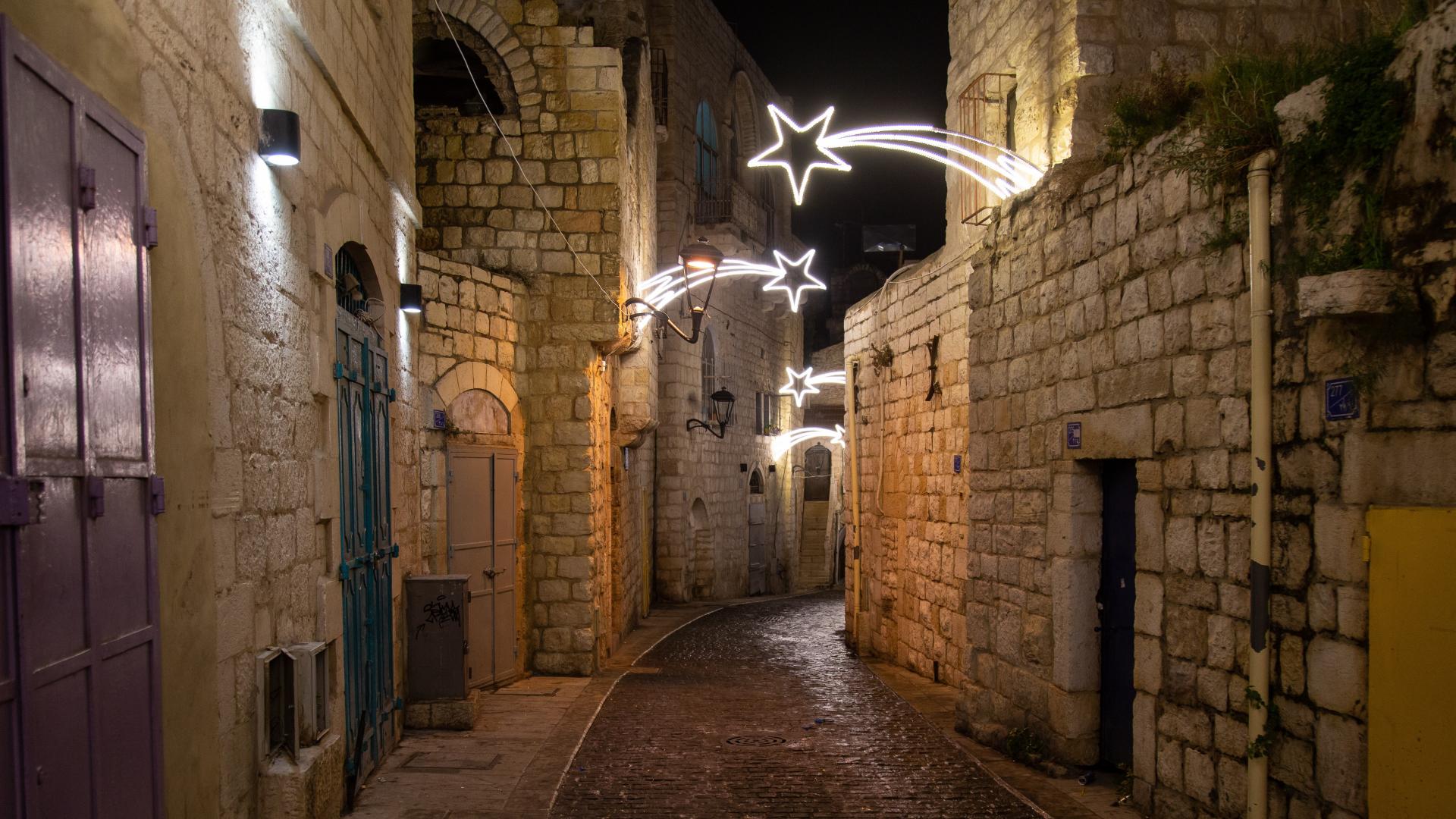 Die mit leuchtenden Sternen geschmückte Star Street in Betlehem, an Weihnachten 2022