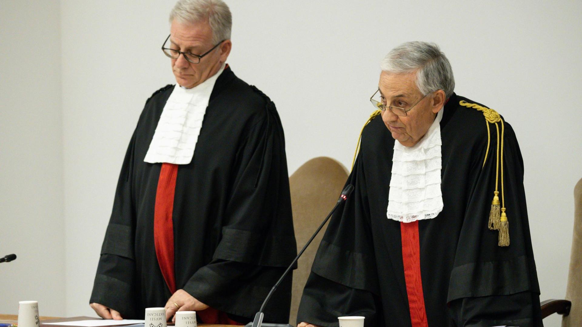Die Richter Venerando Marano und Giuseppe Pignatone verlesen das Urteil im Strafprozess um den Finanzskandal im Vatikan