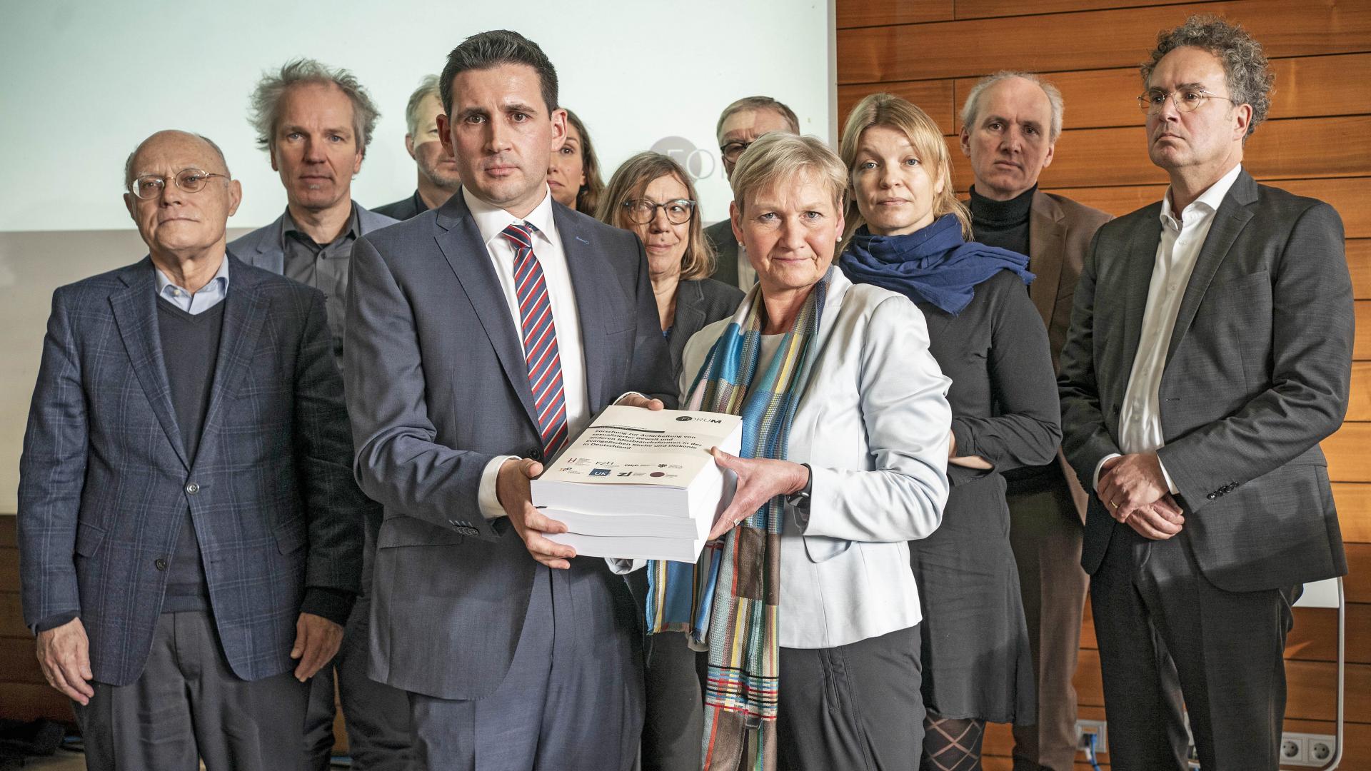 Studienleiter Martin Wazlawik und Bischöfin Kirsten Fehrs