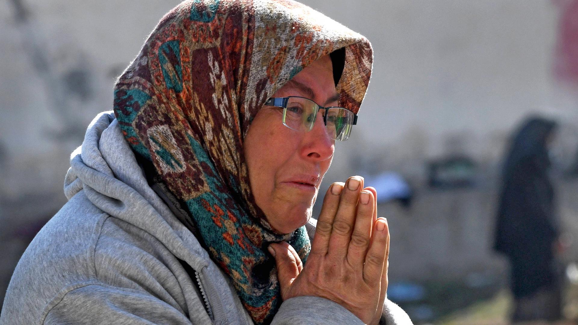 Verzweifelte Frau nach Erdbeben in der Türkei