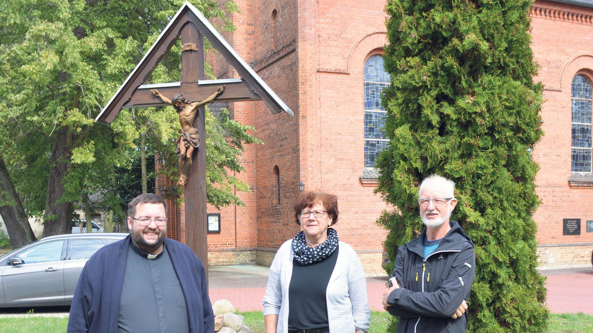 Katholiken vor der Kirche von Bad Muskau