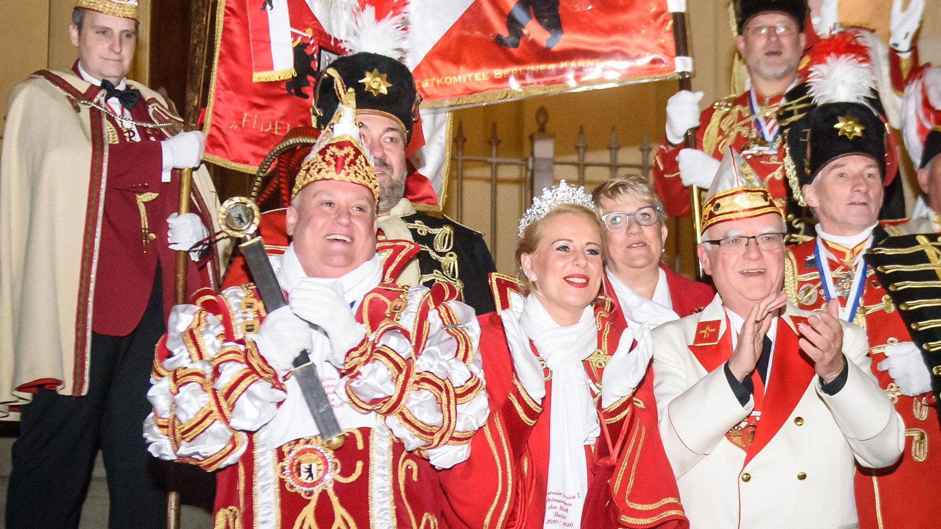 Erzbischof Heiner Koch feiert Karneval