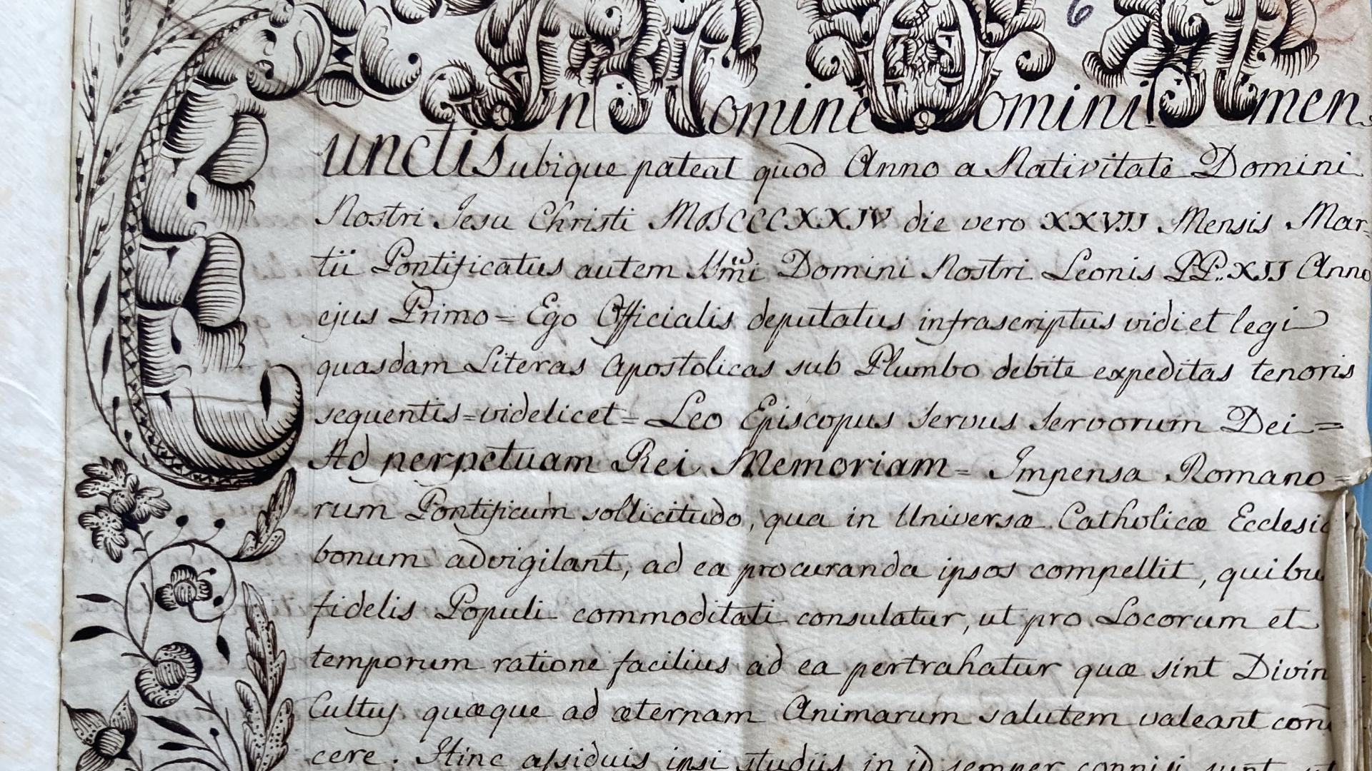 Ein beschriebenes Papier mit aufwendigen Verzierungen